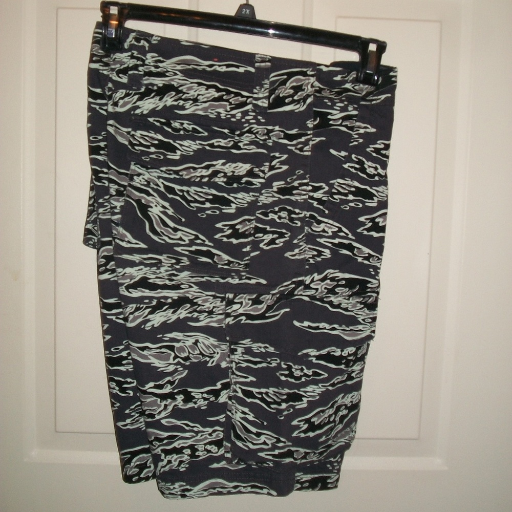 Waimea abstract pattern cargo shorts size 32 NWOT